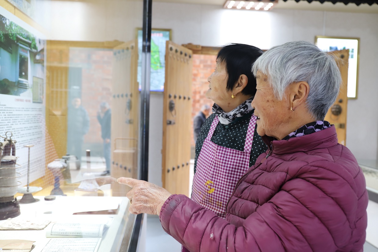 参观村史馆.jpg