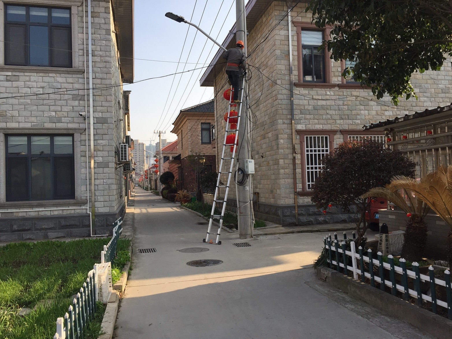 路灯维修照片.jpg 路灯维修照片.jpg