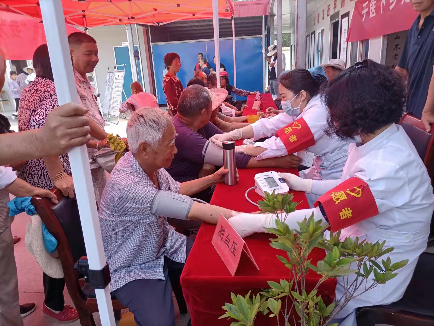 八桥医院与幸福村开展结对，开展志愿服务.jpg