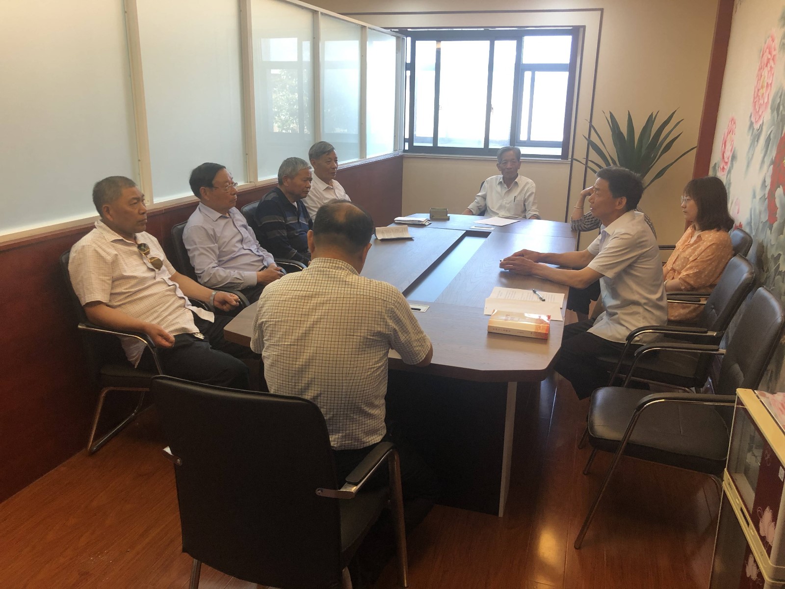 召开党小组会议.jpg