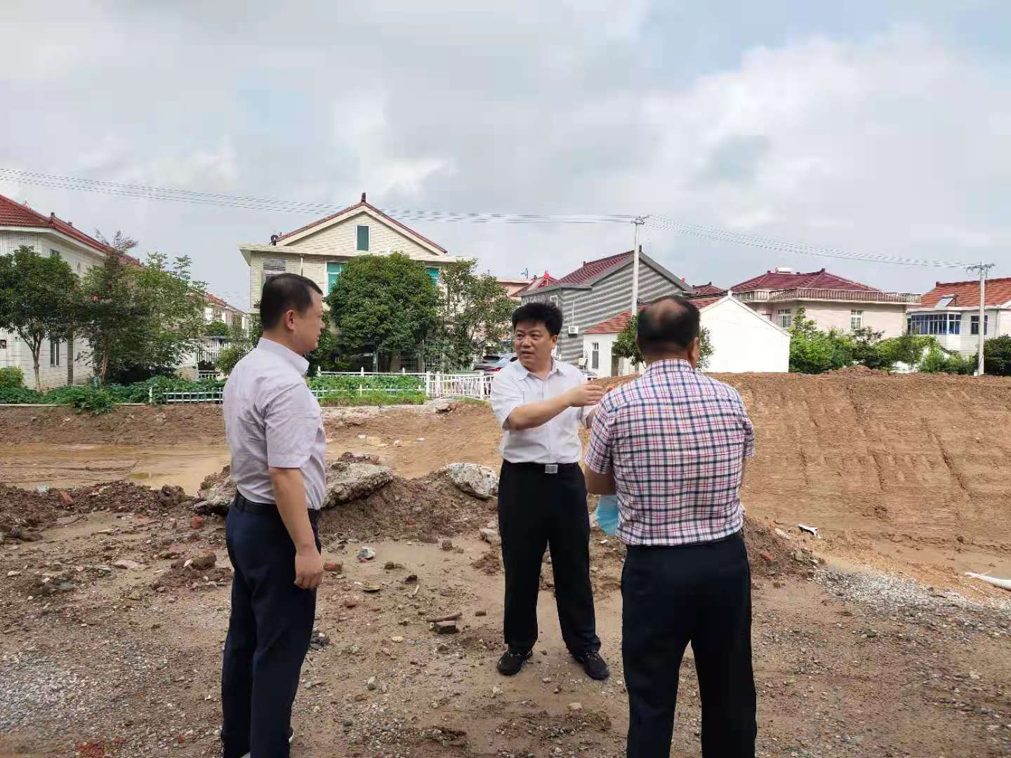 新坝镇党委书记吴玉清率队赴联盟路建设现场指导工作.jpg
