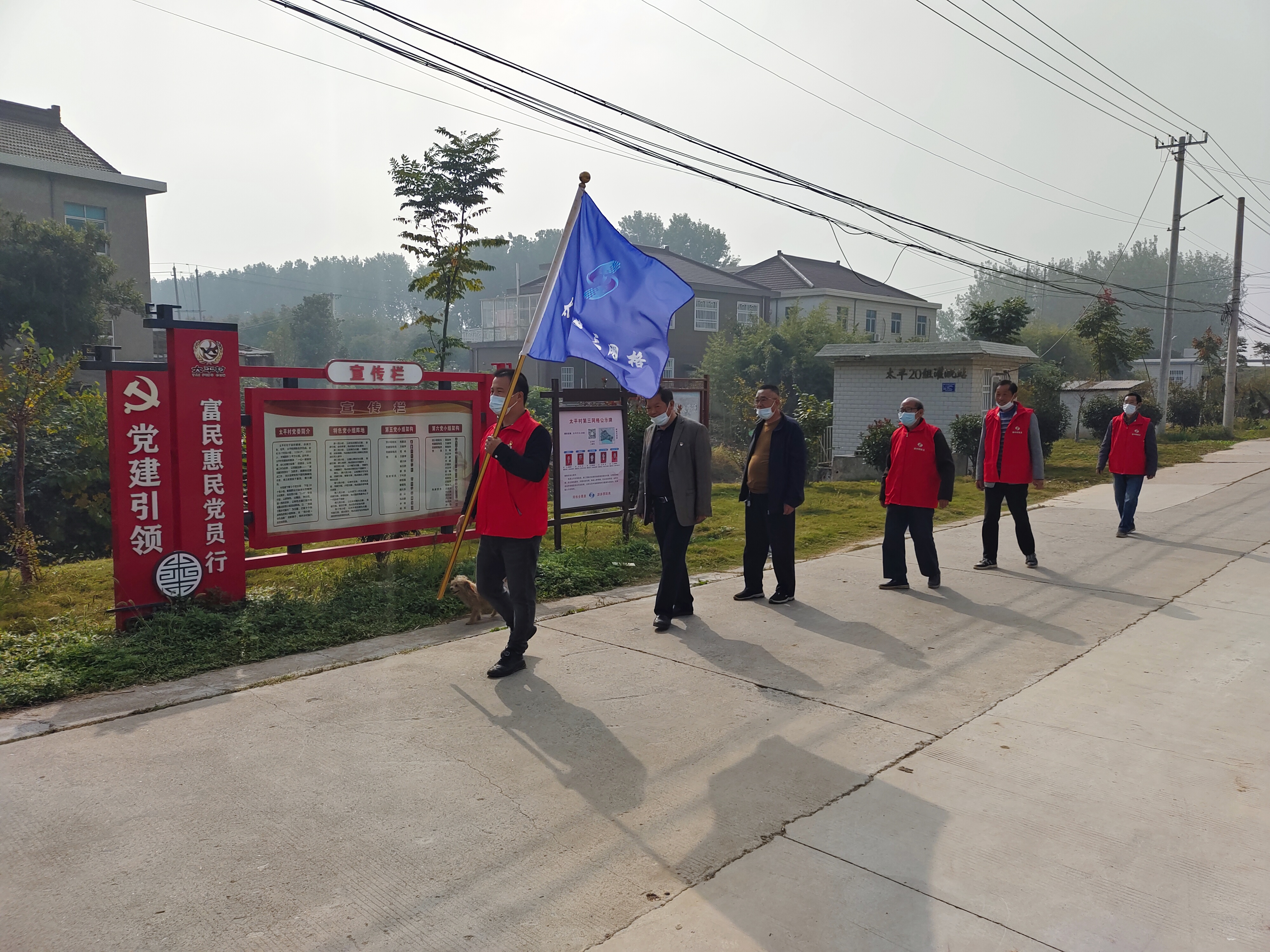 村社区党员贯彻党的二十大1.jpg