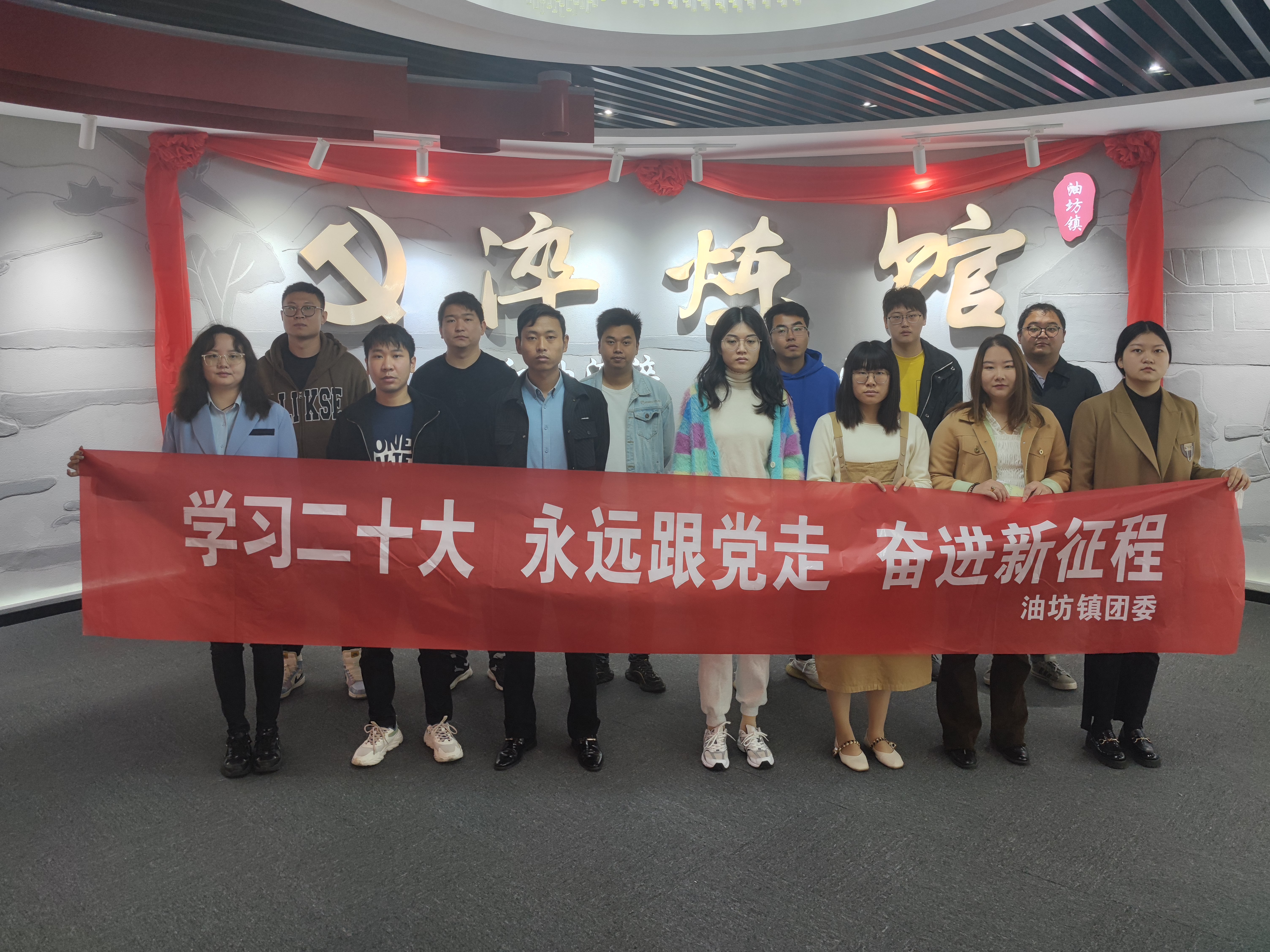 青年党员学习党的二十大1.jpg